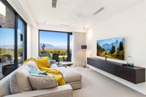 Una televisión, una chimenea, una oficina