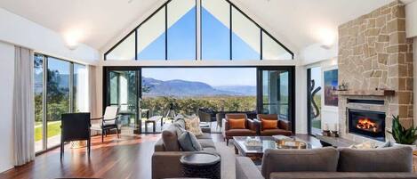 Una televisión, una chimenea, una oficina