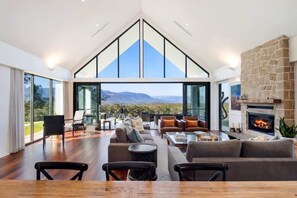 Una televisión, una chimenea, una oficina