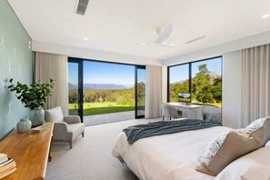 Tabla de planchar con plancha, cuna de viaje, wifi y ropa de cama