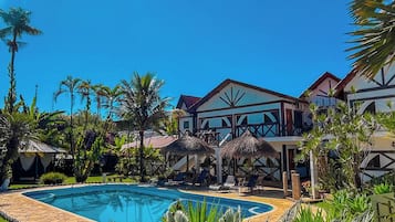 Outdoor pool, open 8:00 AM to 8:00 PM, pool loungers