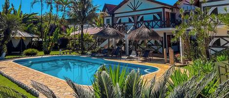 Piscine extérieure, chaises longues