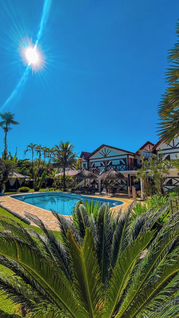 Hồ bơi ngoài trời, mở cửa từ 8:00 đến 20:00, ghế dài tắm nắng 