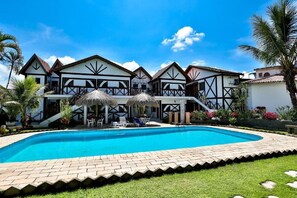 Außenpool, geöffnet von 08:00 Uhr bis 20:00 Uhr, Liegestühle