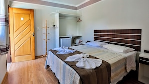 A hotel room with a bed, a wardrobe, a desk, and a mirror. - Pousada Igarapé (Socorro)