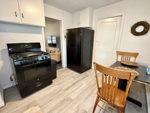 The Blue Bungalow 3bed/1bath, centrally located, WiFi, monthly rates available