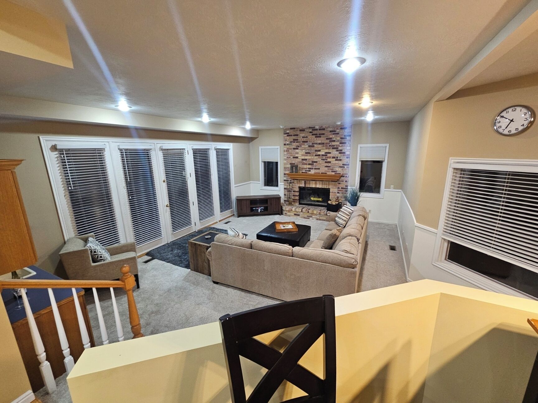 Een televisie en een open haard