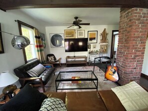 2 bedrooms, iron/ironing board, WiFi, bed sheets - Cozy Hudson Valley 2 Bedroom Getaway near Woodstock and Saugerties (Saugerties)