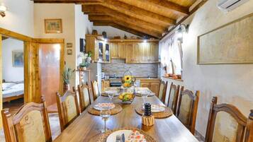 House (Three bedroom Holiday house with pool) | Dining room