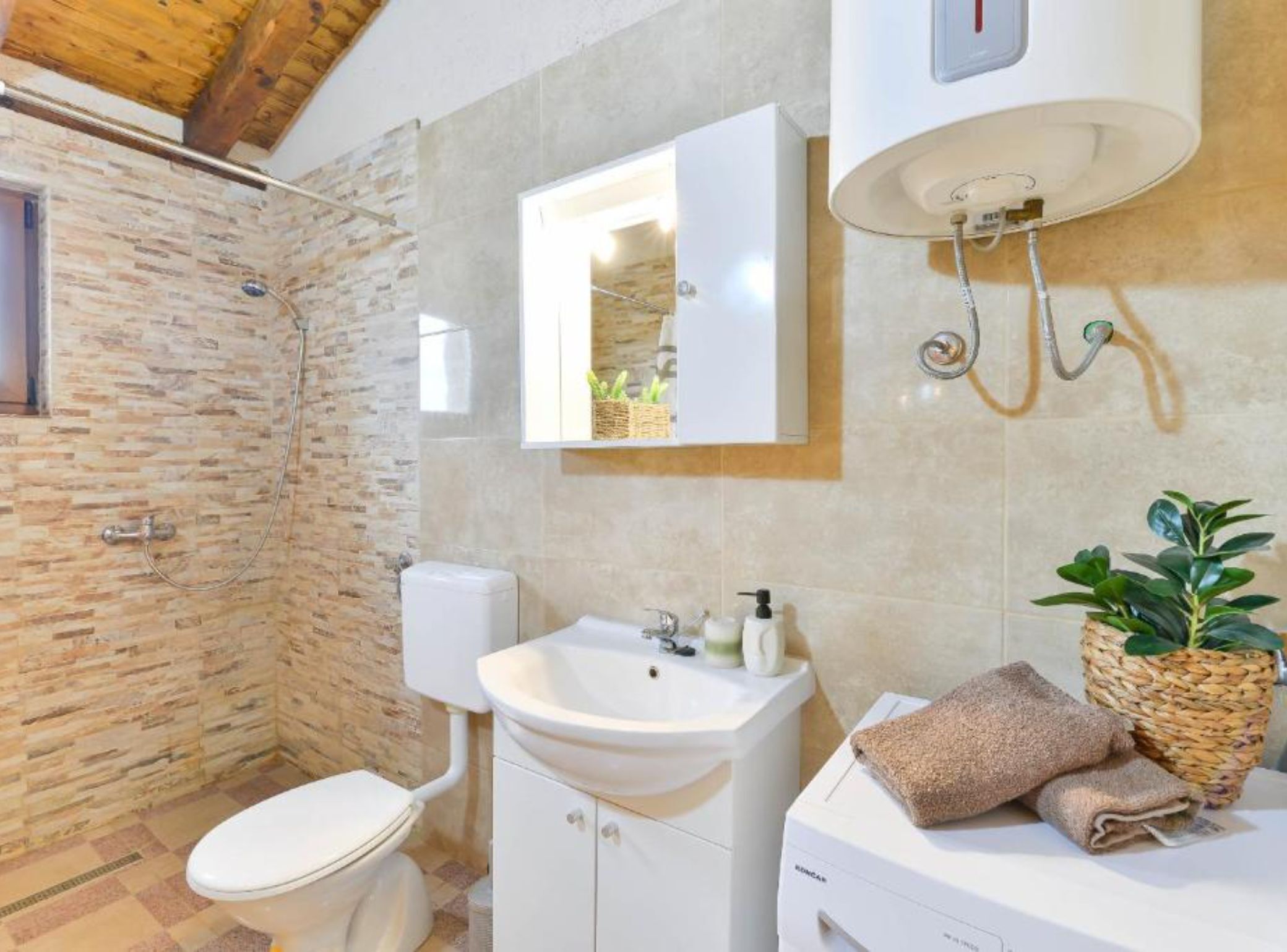 Ferienhaus (Three bedroom Holiday house with pool) | Badezimmer | Dusche, Handtücher