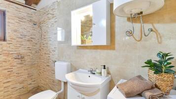 Ferienhaus (Three bedroom Holiday house with pool) | Badezimmer | Dusche, Handtücher