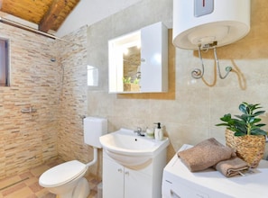 House (Three bedroom Holiday house with pool) | Bathroom - Holiday House Šimun (Stankovci)
