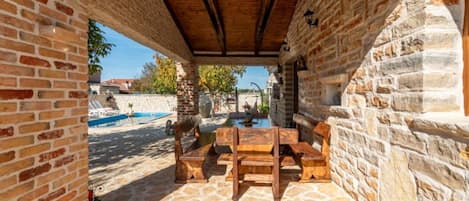 Hus (Three bedroom Holiday house with pool) | Spisestue
