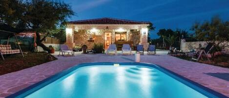 House (Three bedroom Holiday house with pool) | Outdoor pool