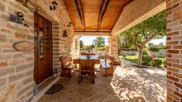 House (Three bedroom Holiday house with pool) | Dining room