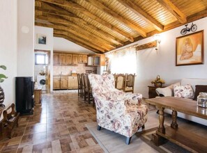 獨棟房屋 (Three bedroom Holiday house with pool) | 客廳 | 32-吋平面電視，提供衛星頻道