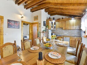 Nhà (Three bedroom Holiday house with pool) | Phòng ăn