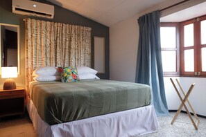 5 bedrooms, iron/ironing board, internet, bed sheets