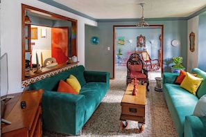 Living area - Artful and Quiet Pause in Santa Tecla + BBQ garden (Santa Tecla)