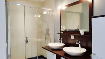 Douche, sèche-cheveux, savon, papier toilette