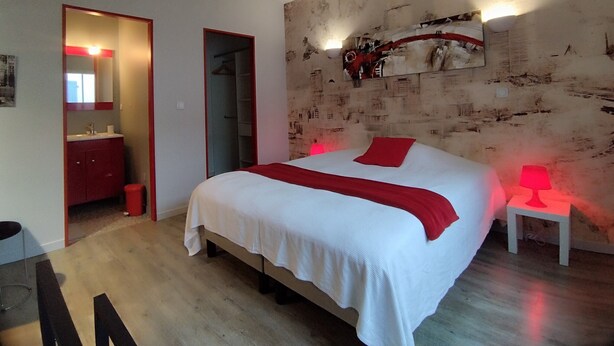 4 habitaciones, tabla de planchar con plancha y cuna de viaje 