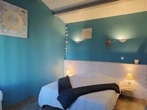 4 bedrooms, iron/ironing board, travel crib, WiFi (free)