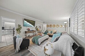 تلفزيون ذكي، ألعاب فيديو، كُتُب، مكتبة موسيقى