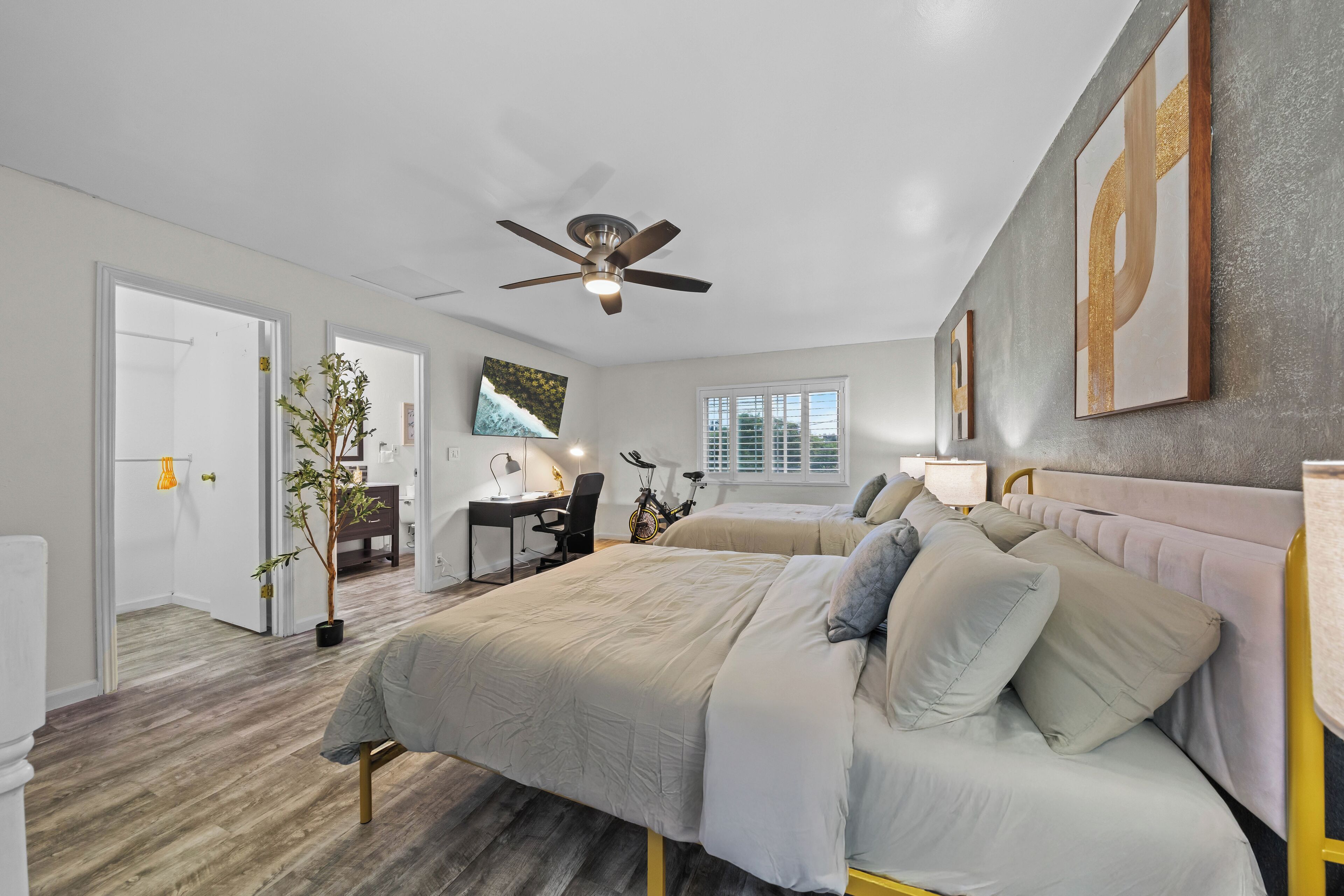 Een bureau, een strijkplank/strijkijzer, gratis wifi, beddengoed