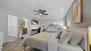 Een bureau, een strijkplank/strijkijzer, gratis wifi, beddengoed