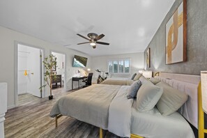 Desk, iron/ironing board, free WiFi, bed sheets - 6 Beds, Hot Tub, King Bed, 6 Parking, Big Yard (Spring Valley)