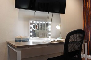 Interior - 6 Beds, Hot Tub, King Bed, 6 Parking, Big Yard (Spring Valley)