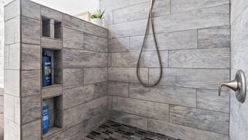 Dusche, umweltfreundliche Kosmetikartikel, Haartrockner, Handtücher
