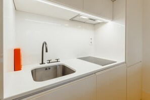 Refrigerador, microondas, cafetera y tetera y tetera eléctrica 