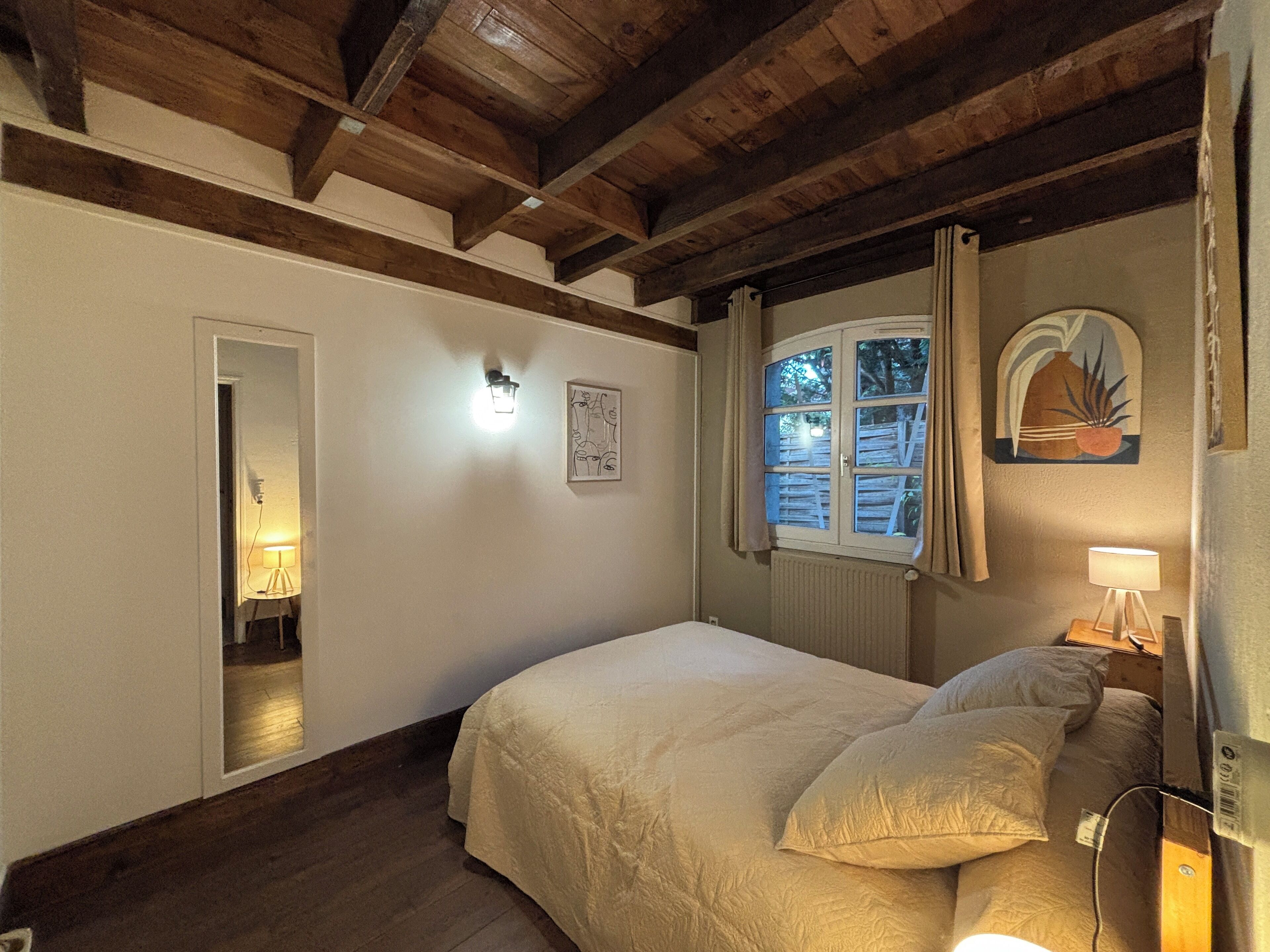 Bureau, fer et planche à repasser, Wi-Fi gratuit, draps fournis