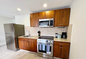 Frigorífico, microondas, horno y placa de cocina