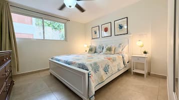 Tabla de planchar con plancha, wifi, ropa de cama