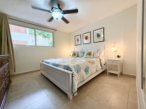 Tabla de planchar con plancha, wifi, ropa de cama