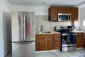 冷蔵庫、電子レンジ、オーブン、コンロ