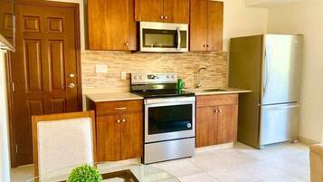 Refrigerador, microondas, horno y parrilla de estufa