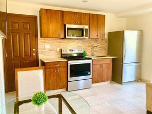 Fridge, microwave, oven, stovetop - Blue Sky Apt in the middle of Simpson Bay-GENERATOR(1-3A) (Simpson Bay)