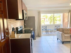 Fridge, microwave, oven, stovetop - Blue Sky Apt in the middle of Simpson Bay-GENERATOR(1-3A) (Simpson Bay)