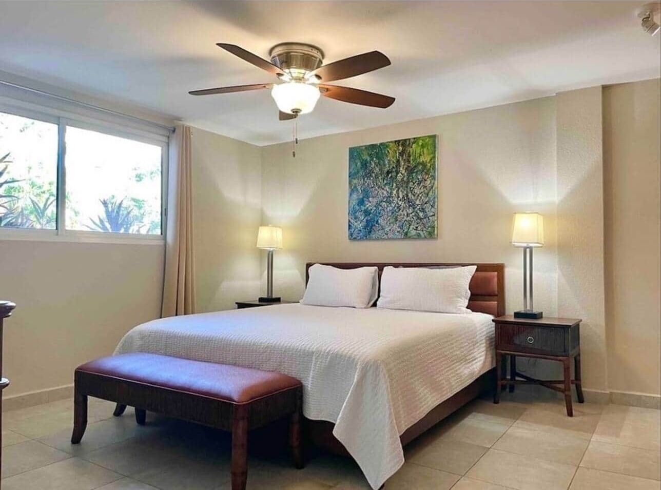 Caja de seguridad en la habitación y tabla de planchar con plancha 