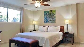 Caja de seguridad en la habitación y tabla de planchar con plancha