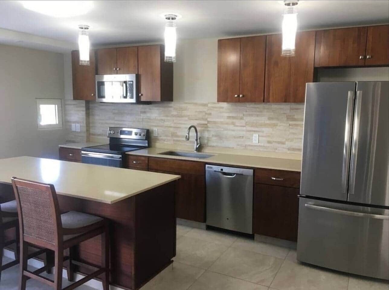 Kylskåp, mikrovågsugn, ugn och spishäll