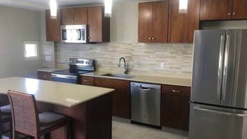 Kylskåp, mikrovågsugn, ugn och spishäll