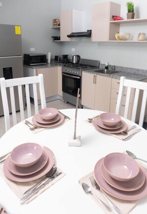 Frigorífico, microondas, horno y placa de cocina