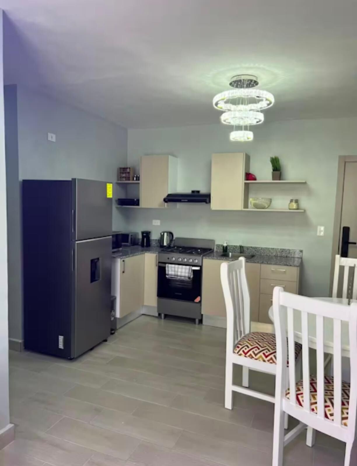 Refrigerador, microondas, horno, placa de cocina