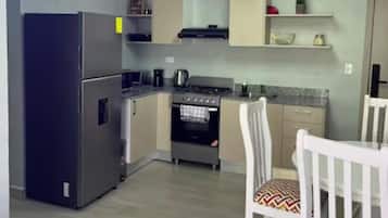 Refrigerador, microondas, horno, placa de cocina