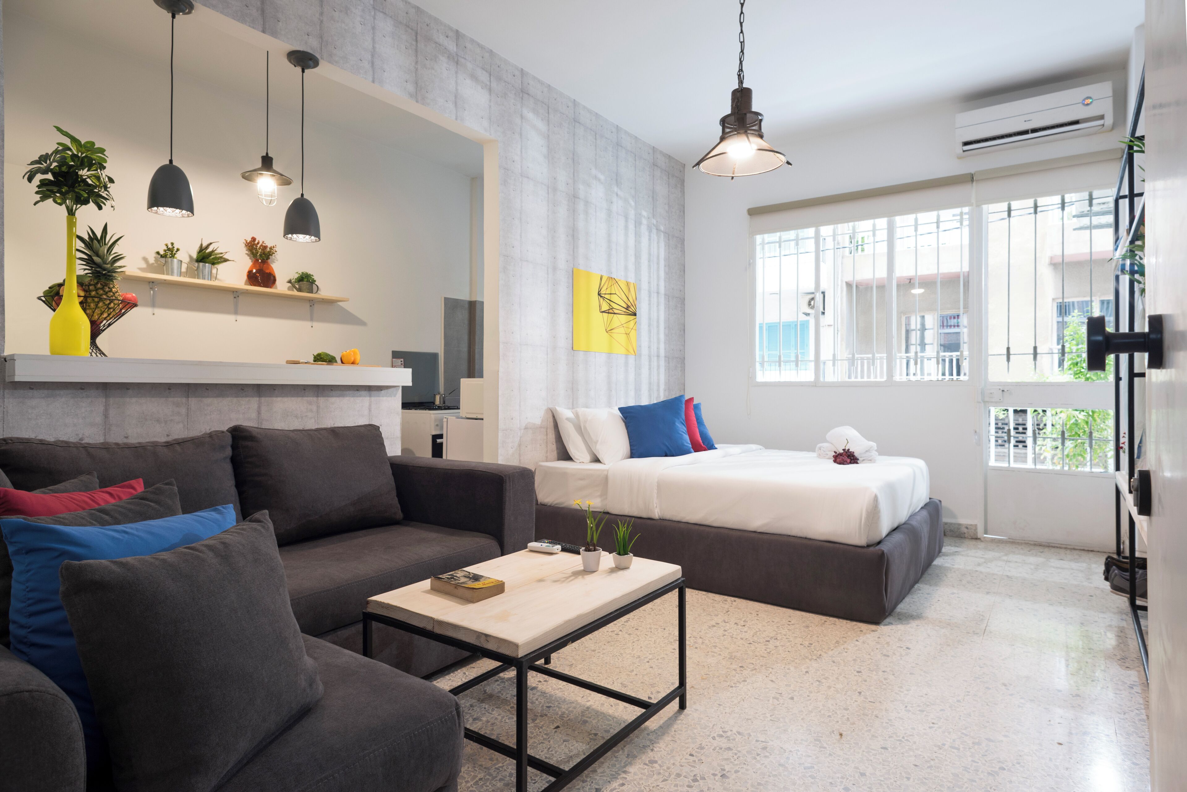 Studio, 1 dobbeltseng, kjøkken | Oppholdsområde | En 38-tommers smart-TV med kabel-kanaler samt strømmetjenester