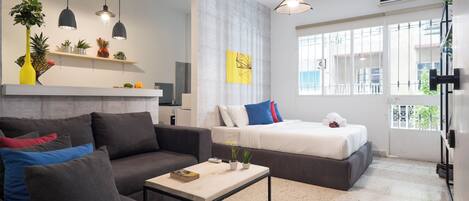 Studio, 1 dobbeltseng, kjøkken | Oppholdsområde | En 38-tommers smart-TV med kabel-kanaler samt strømmetjenester